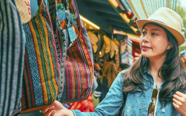Markt 3 vrouw bekijkt tassen op de markt in regio Lacapelle Marival.jpg