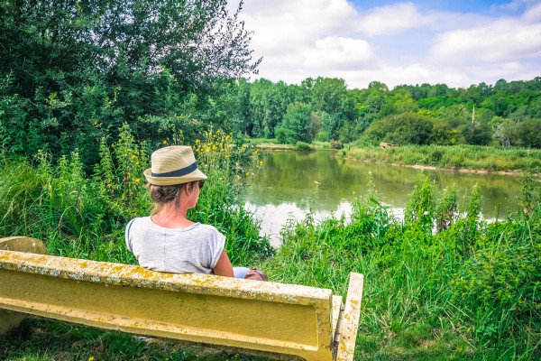Wandelen Poitou-Charentes 4 dame op bank pauze tijdens vakantie in Frankrijk in Les Forges.jpg