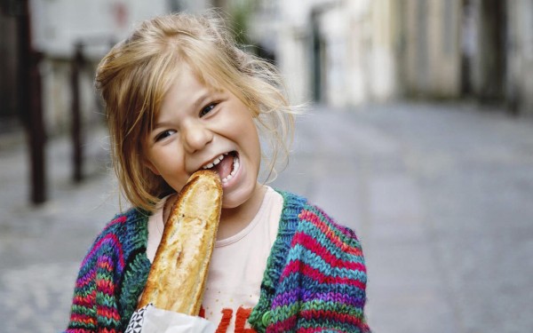 Baguette 9 kind eet verse baguette tijdens verblijf in vakantiehuis in Frankrijk.jpg