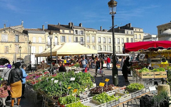 Markt 6 Aquitaine kust chateau de salles vakantiepark residence luxe villa zwembad animatie.jpg