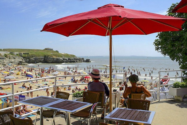 Charentes stranden 12 partners op terras bij kust Atlantische oceaan.jpg
