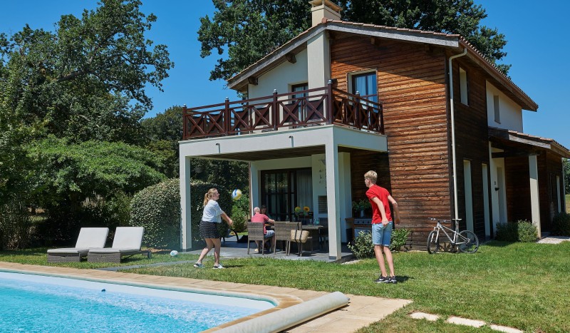 Fronsac 8 zwembad piscine Frankrijk luxe villa vakantiepark Aquitaine Gironde  animatie kinderen res