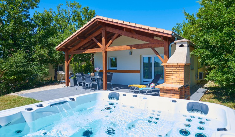 Libelle bubbelbad 3 Village des Cigales Mauroux Frankrijk Dordogne vakantiepark zwembad jacuzzi.jpg