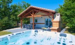 Libelle bubbelbad 3 Village des Cigales Mauroux Frankrijk Dordogne vakantiepark zwembad jacuzzi.jpg