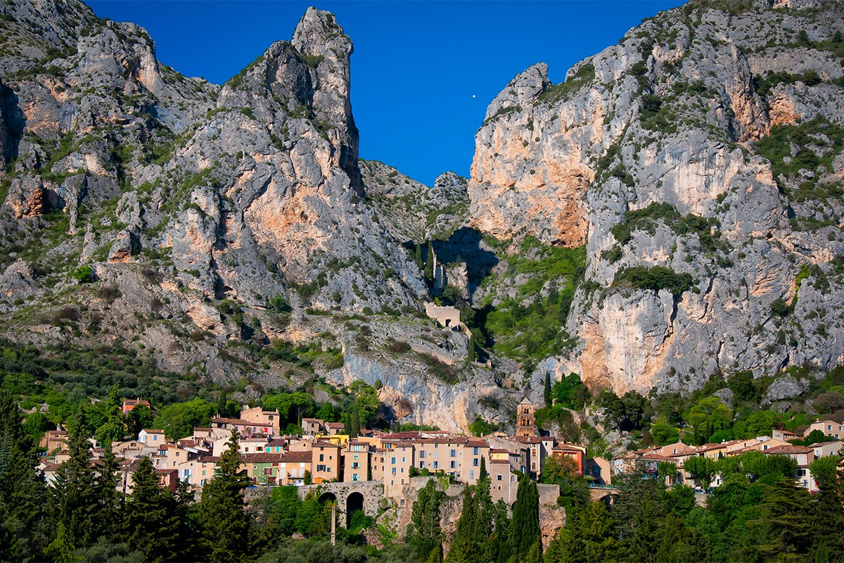 Fabelhafte Moustiers Sainte Marie Frankreich Bild