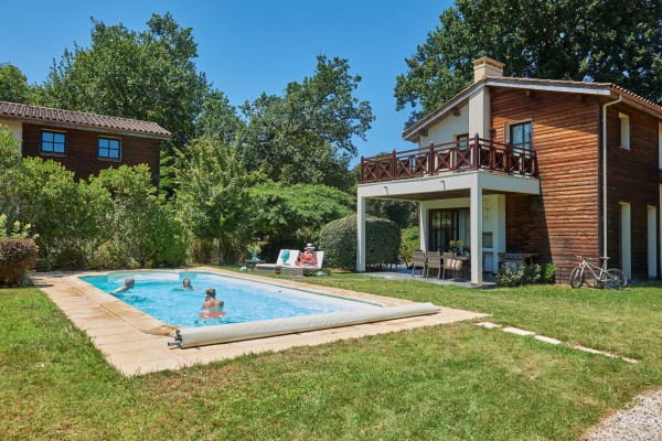 Fronsac 5 zwembad piscine Frankrijk luxe villa vakantiepark Aquitaine Gironde  animatie kinderen res