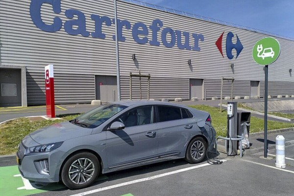 Elektrisch rijden 2 laadpalen en laadstations tijdens vakantie in Frankrijk.jpg