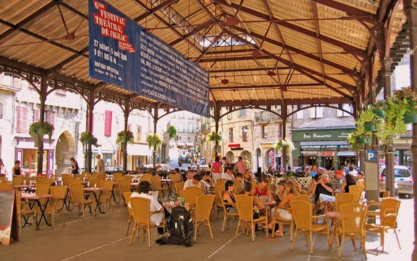 Figeac 7 Frankrijk Dordogne bij Rocamadour restaurant terras markt senioren gezin kinderen vakantiep