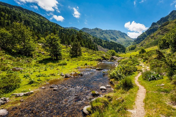 Languedoc natuurgebieden 11 vallei met beekje en bergen in de Aude in Frankrijk.jpg