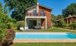 Fronsac 1 zwembad piscine Frankrijk luxe villa vakantiepark Aquitaine Gironde  animatie kinderen res