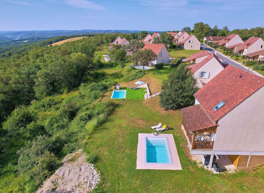 Lanzac vakantiepark 51a Frankrijk Dordogne Lot vakantiehuis luxe zwembad animatie restaurant.jpg