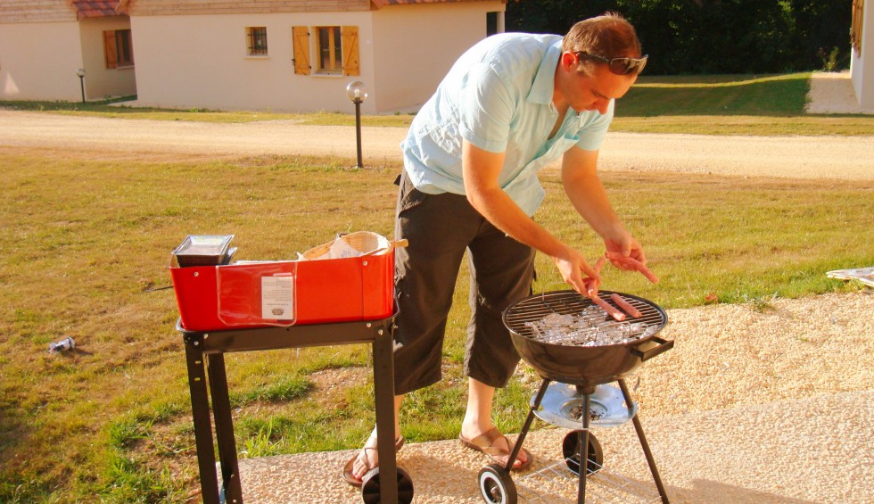 LLB faciliteiten 4 barbecuen met het gezin in vakantiepark Le Lac Bleu Dordogne Lot.jpg