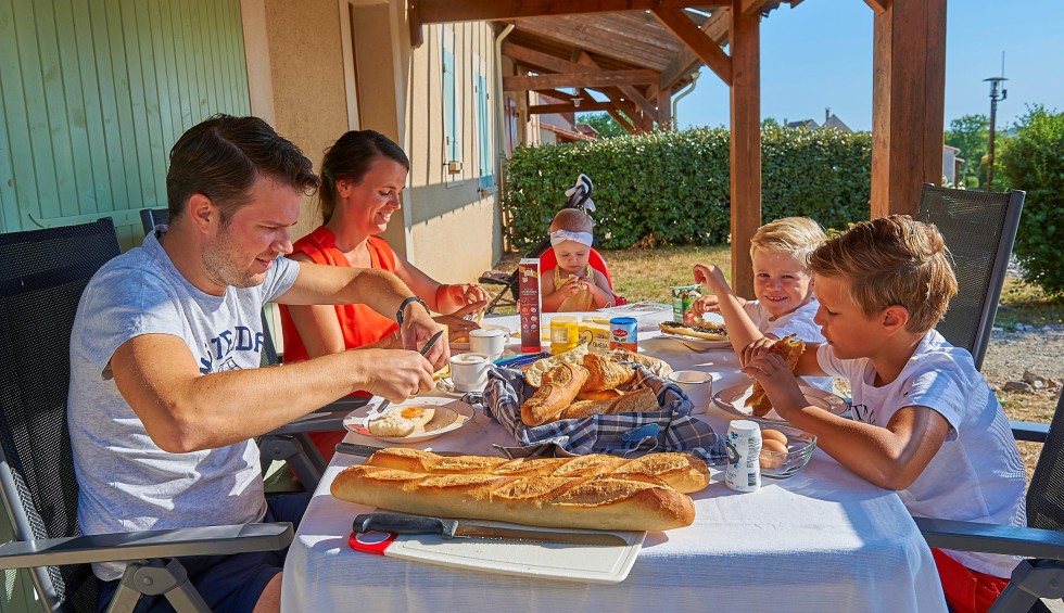 Lanzac vakantiepark 14S Frankrijk Dordogne Lot gezin kinderen vakantiehuis ontbijt zwembad.jpg