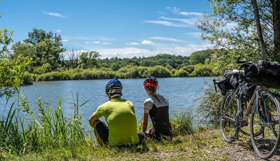 Fietsen Poitou-Charentes 4 pauze aan het water vakantie Les Forges Frankrijk.jpg