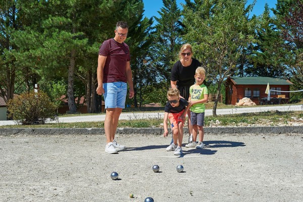 F14 Village des Cigales Mauroux Frankrijk Dordogne Lot vakantiepark kinderen zwembad animatie kidscl