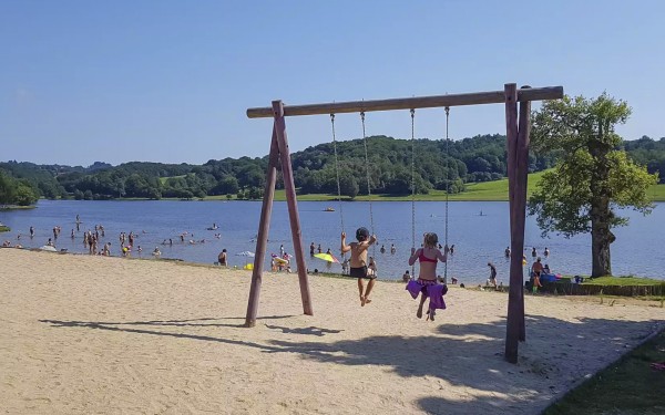 Lac du Tolerme 23 strand bij recreatiemeer met kinderen op de schommel.jpg