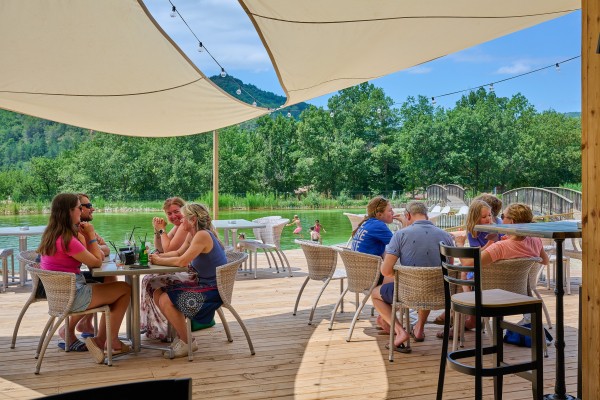 Espinet TR bistro 2 vakantiepark Quillan restaurant bar zwembad recreatiemeer Frankrijk Pyreneen.jpg