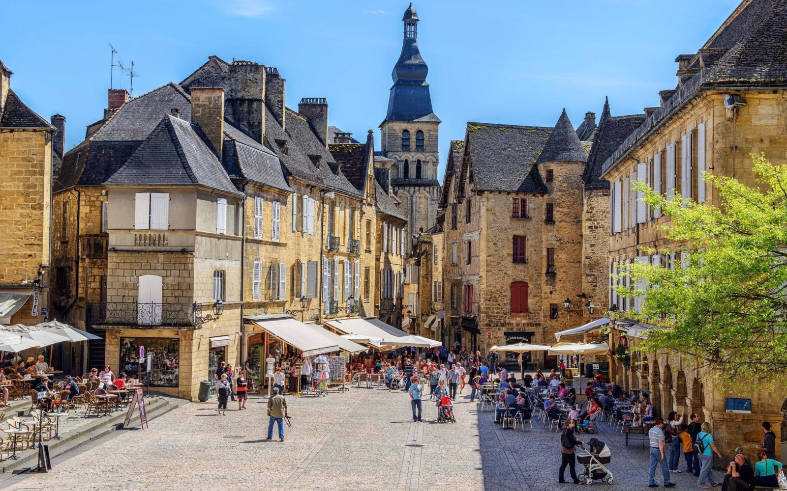 https://www.francecomfort.com/l/en/library/download/urn:uuid:2545fb31-e692-498f-a861-edcacbc24241/sarlat+1+dordogne+frankrijk+vakantie+luxe+villa+toeristisch+animatie.jpg?scaleType=3&width=1600&height=1000