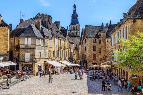 Sarlat Dordogne 1 plein frankrijk vakantiepark comfort zwembad verwarmd animatie.jpg