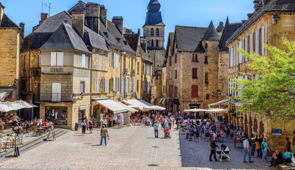 Sarlat Dordogne 1 plein frankrijk vakantiepark comfort zwembad verwarmd animatie.jpg