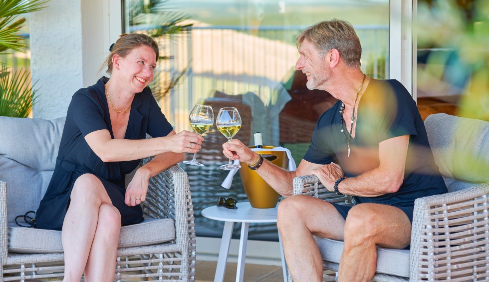 Lanzac binnenplaats 1c samen genieten glas wijn Frankrijk op vakantiepark.jpg