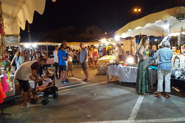 Markt Nans les Pins 6 Provence vakantie Frankrijk lavendel olijf kaas avond.jpg