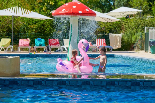 Village des Cigales zwembad 18 vakantiepark Frankrijk vakantiehuis Dordogne Lot Mauroux.jpg