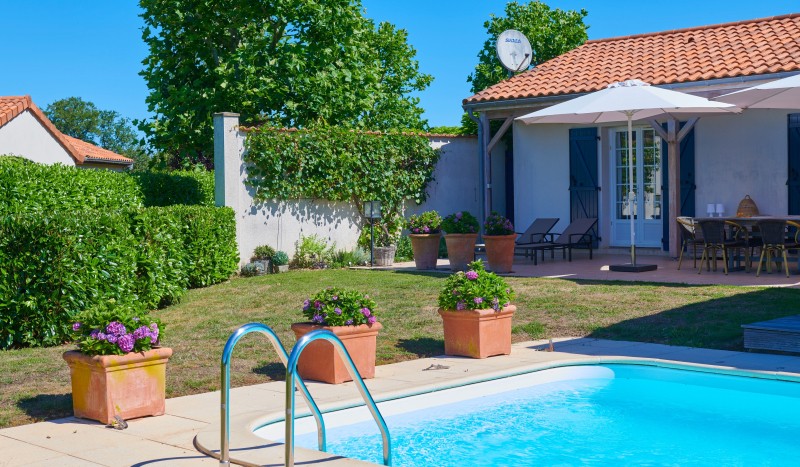 Forges 14 Vieille Vigne zwembad luxe villa vakantiehuis park Frankrijk Poitou Charentes.jpg