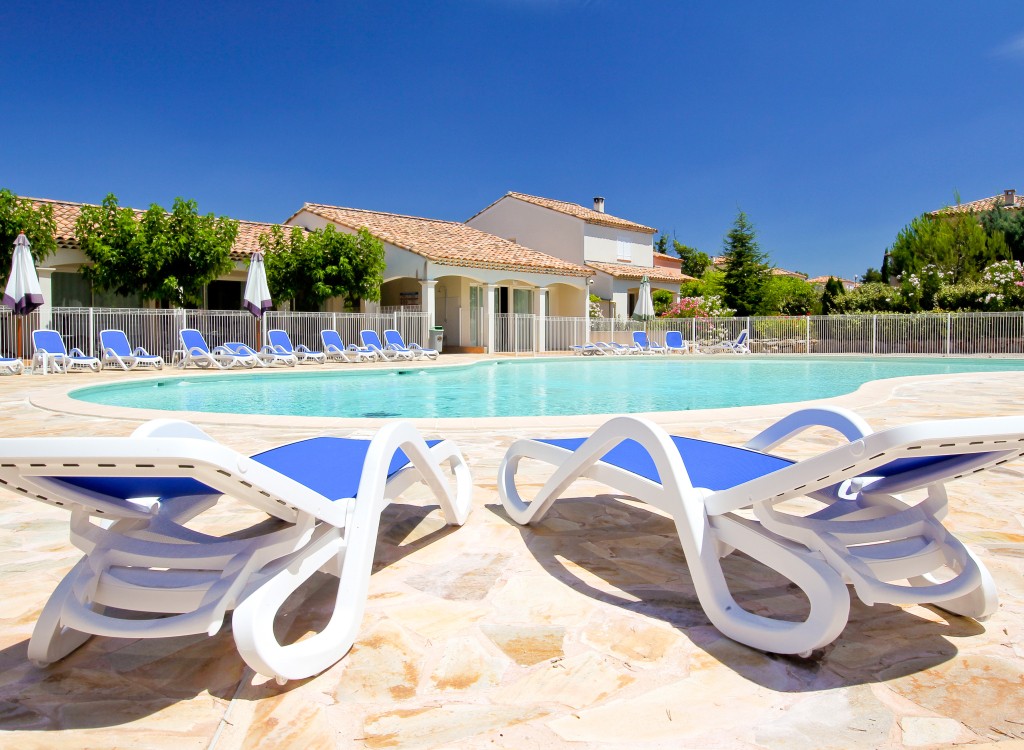 Zwembad Frankrijk Vallee sainte baume provence vakantiepark villa luxe.jpg