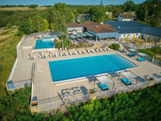 Domaine de Lanzac 1a vakantiepark Dordogne Frankrijk zwembad restaurant.jpg