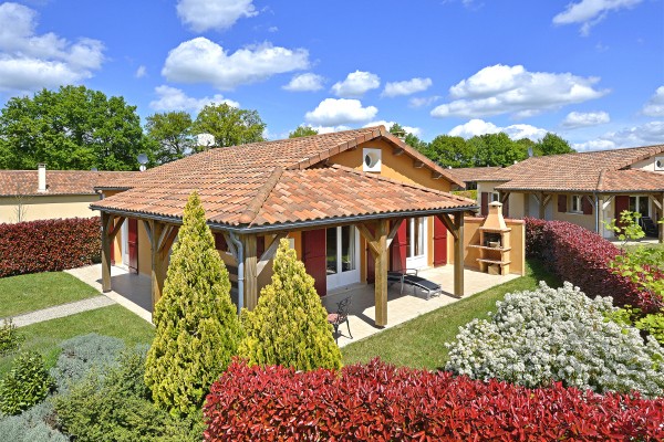 DLF park 5a Domaine les Forges faciliteiten zwembad op vakantiepark met ligstoelen Frankrijk villa g
