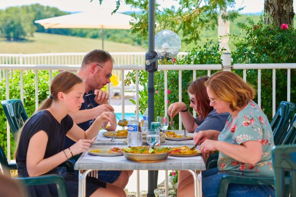 Domaine de Lanzac 2 terras restaurant Frankrijk vakantie uitzicht vallei.jpg