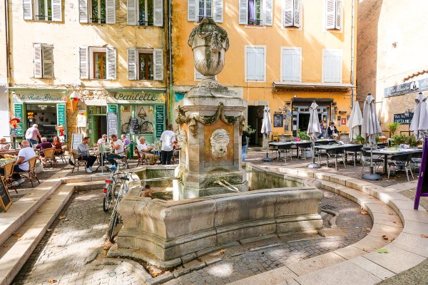 Cotignac 12 Provence verte Frankrijk Var villa vakantiehuis rots grotten.jpg