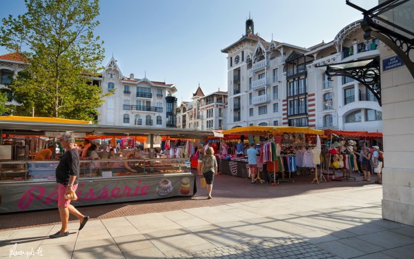 Markt 1 Aquitaine kust chateau de salles vakantiepark residence luxe villa zwembad animatie.jpg