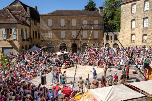 Gourdon 8 vakantie Dordogne Frankrijk Montmarsis vakantiepark zwembad restaurant animatie.jpg