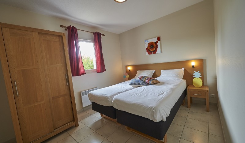 SDDL 2 vakantiepark Frankrijk luxe villa Dordogne zwembad kindvriendelijk bed slaapkamer.jpg