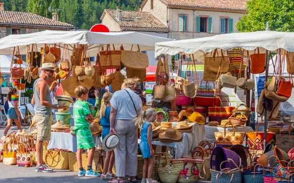 Markt Village des Cigales 1 Dordogne Lot vakantie Frankrijk gezin vakantiehuis met jacuzzi.jpg