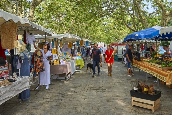 Markt Nans les Pins 8 Provence vakantie Frankrijk lavendel olijf kaas avond.jpg