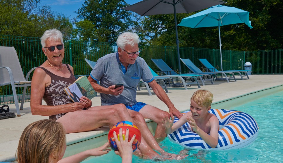 Forges zwembad 5 Frankrijk vakantiepark comfort luxe villa animatie aveneau vieille vigne gezin.jpg