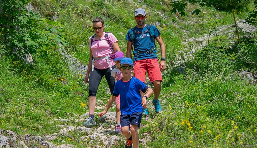 Wandelen Poitou-Charentes 1 gezin kinderen tijdens vakantie in Frankrijk in Les Forges.jpg