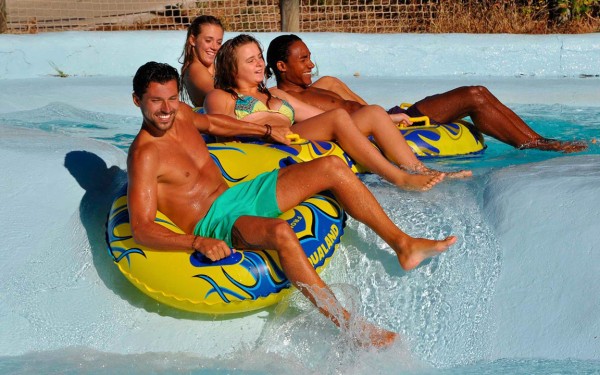 Aquapark 8 Provence Var Frejus Maxime vakantie Frankrijk luxe villa zwembad glijbaan.jpg