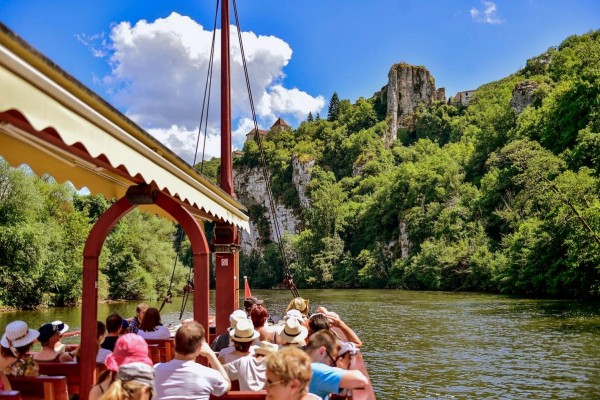 Gabare 1 Village des Cigales Frankrijk Cahors wijn vakantiepark boottocht varen zwembad water.jpg