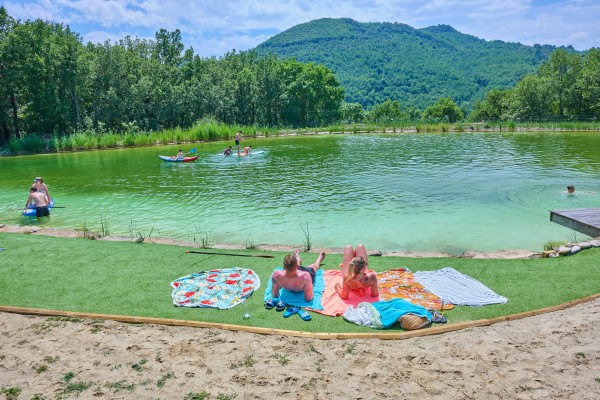 Espinet TR 9 vakantiepark restaurant bar zwembad recreatiemeer Frankrijk Pyreneen.jpg