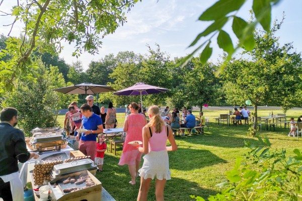BBQ 5 Les Forges Frankrijk vakantiepark Poitou Charente luxe villa diner.jpg