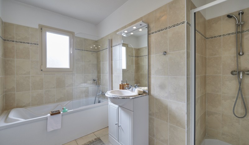 BDDL 1 vakantiehuis Frankrijk luxe badkamer Dordogne Sarlat animatie zwembad restaurant.jpg