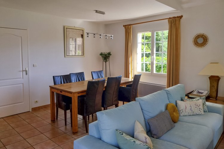 Vigeliere 3 21 woonkamer met eethoek in luxe villa met zwembad in Les Forges Frankrijk.jpg
