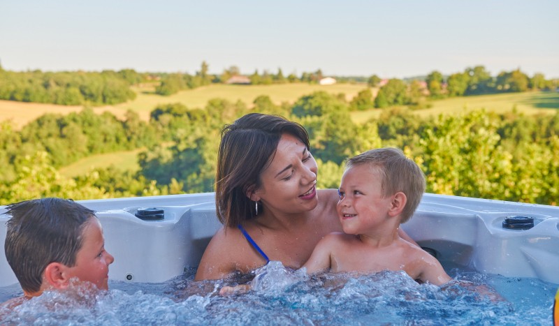 Libelle bubbelbad 8 Village des Cigales Mauroux Frankrijk Dordogne vakantiepark zwembad jacuzzi.jpg
