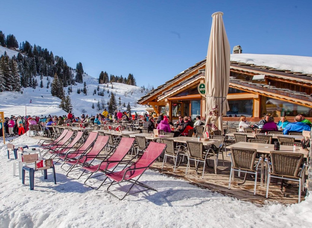 Culinair 4 Portes du Soleil berghut terras ski wintersport sneeuw vakantie abondancevallei sfeer.jpg