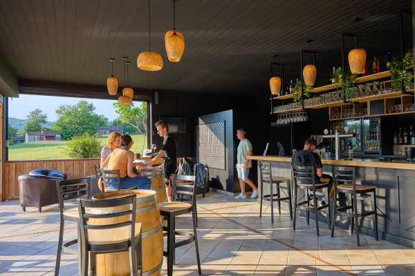Espinet TR bistro 1 vakantiepark Quillan restaurant bar zwembad recreatiemeer Frankrijk Pyreneen.jpg
