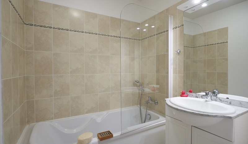 BDDL 2 vakantiehuis Frankrijk luxe badkamer Dordogne Sarlat animatie zwembad restaurant.jpg